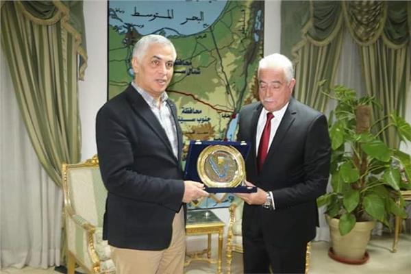 فوده يهدي سفير طاجيكستان درع المحافظة 