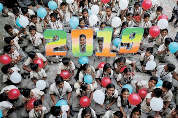 أطفال فى الهند يحتفلون بالبالونات فى العام الجديد - «صورة من رويترز»