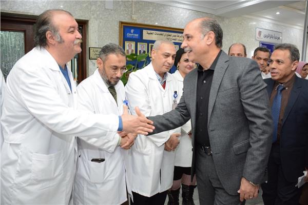 المصري يطمئن على الطفلة مرام بعد نجاح عملية زرع كلي بمستشفى مصر للطيران 