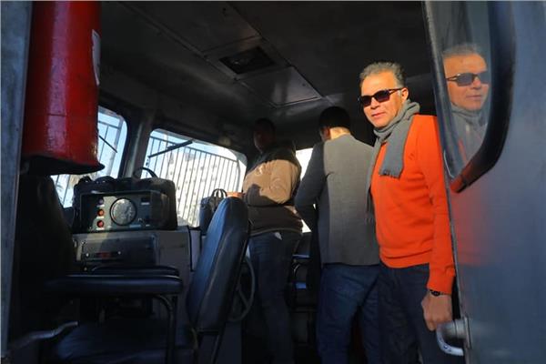 وزير النقل يستقل جرار قطار من المنيا إلى بني سويف