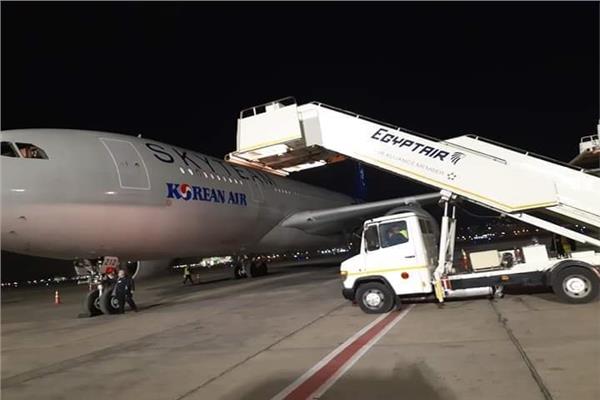 طائرة الخطوط الكورية فور وصولها مطار القاهرة 