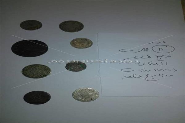 جانب من العملات الاثرية التي تم ضبطها في مطار برج العرب 