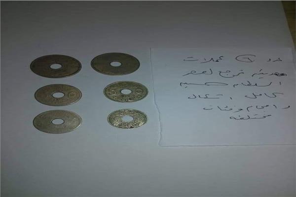 جمارك مطار برج العرب تضبط محاولة تهريب كمية من العملات الأثرية