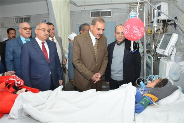 رئيس جامعة أسيوط يزور مستشفى الأطفال الجامعي