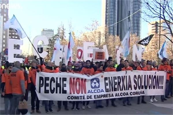 مواجهات بين الشرطة ومحتجين على إغلاق مصنعي ألمونيوم في إسبانيا