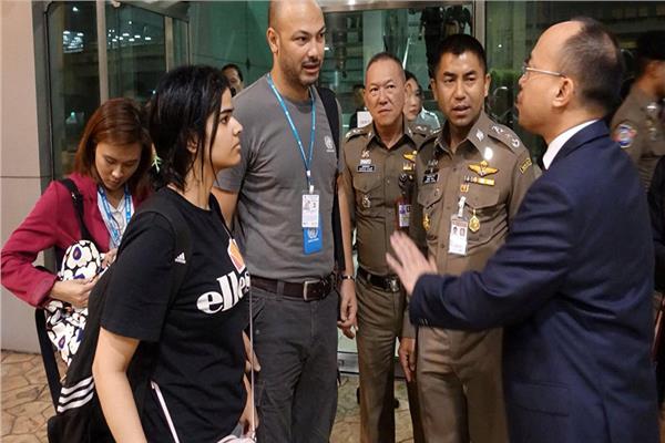 صورة لرهف القنون مع مسئولين تايلنديين