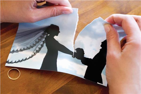 «الإفتاء» تحسم مصير هدايا الزوج عند الطلاق أو الخلع 