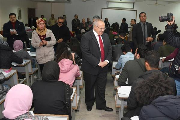  رئيس جامعة القاهرة خلال تفقده الامتحانات