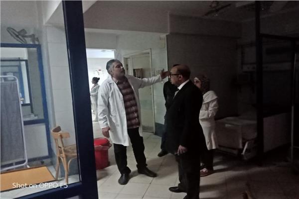 د. محمد زين وكيل صحة أسيوط أثناء تفقد القمسيون 