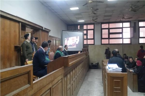 هيئة المحكمة تتابع اعترافات المتهم علي شاشة العرض 