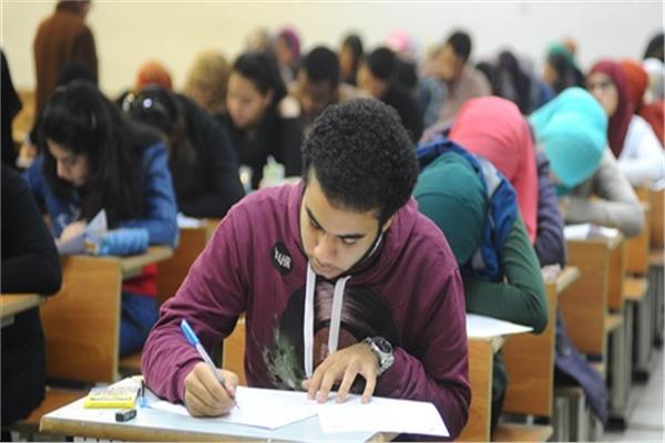 طلاب الصف الأول الثانوي يؤدون امتحان الفلسفة بنظام «الكتاب المفتوح»