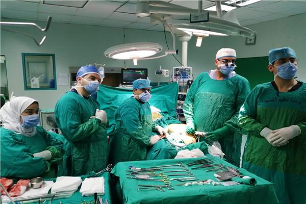أطباء مستشفى معهد ناصر خلال إجراء جراحة استخراج الوريد بالمنظار 