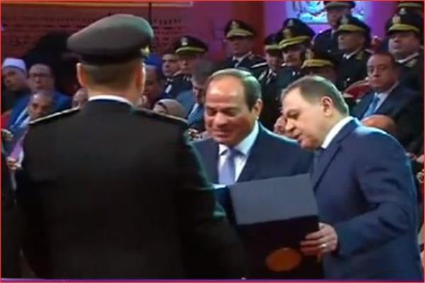 وزير الداخلية يقدم هدية تذكارية للرئيس السيسي خلال احتفالية عيد الشرطة