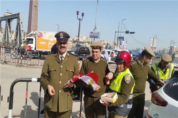 ضباط مرور الدقهلية يوزعون «الشيكولاته» على قائدي السيارات بمناسبة عيد الشرطة