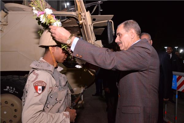 محافظ أسيوط يوزع باقات الورود على التمركزات الأمنيه للشرطة والجيش