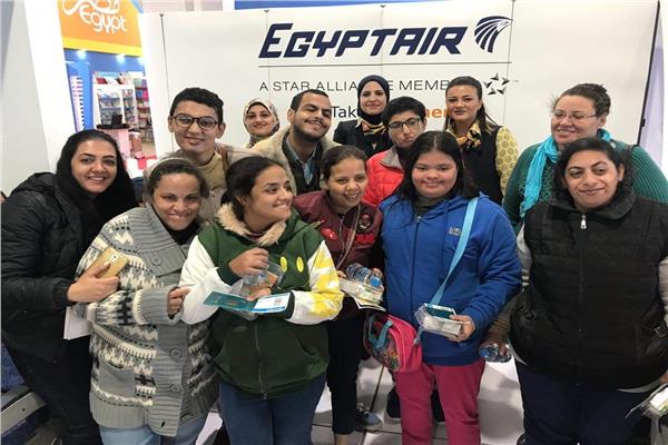 «مصر للطيران» ترسم البهجة على وجوه «أصحاب الهمم» بتجربة سفر