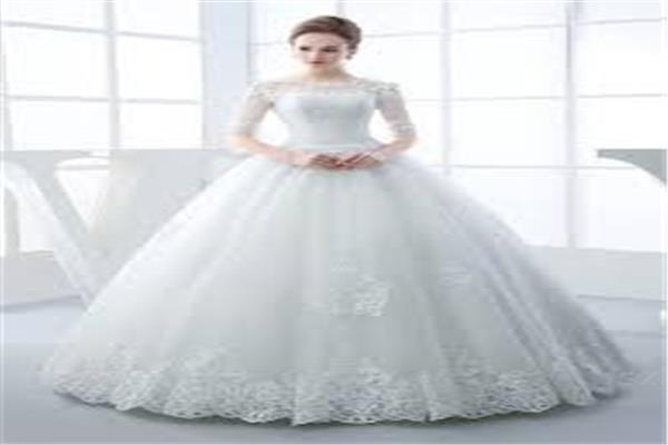 بالفيديو| طريقة غريبة لتقديم « فستان زفاف» في عرض أزياء   