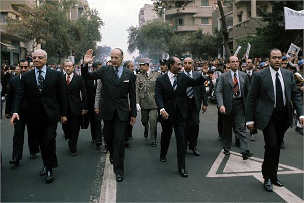 صورة من زيارة الرئيس الفرنسي فاليري جيسكار ديستان لمصر عام 1975 
