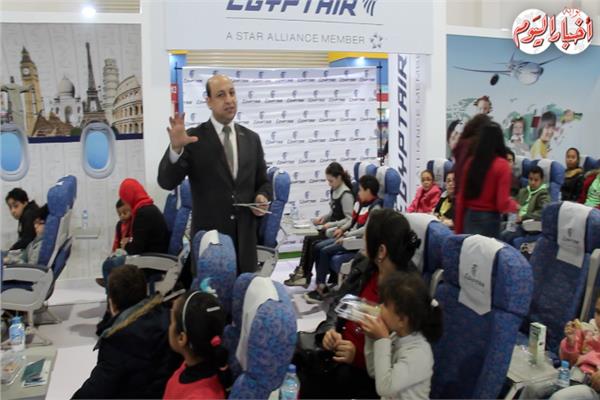 احد موظفي مصر للطيران اثناء شرح التعليمات للأطفال