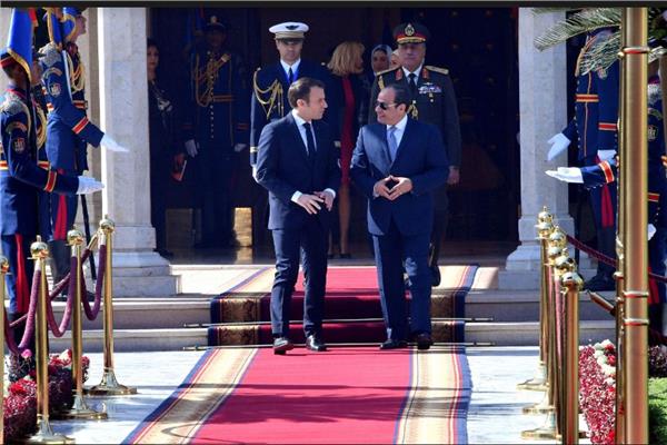السيد الرئيس يستقبل الرئيس الفرنسي ويجري معه مباحثات موسعة