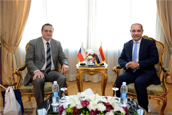 وزير الطيران المدنى يلتقى سفير دولة التشيك بالقاهرة