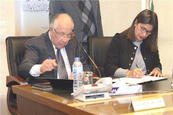 المهندس حسن عبد العزيز خلال توقيع الاتفاقية