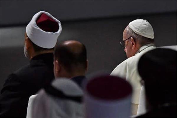 البابا فرنسيس يغادر كنيسة القديس يوسف متوجها إلى مدينة ‎زايد الرياضية لرئاسة القداس 