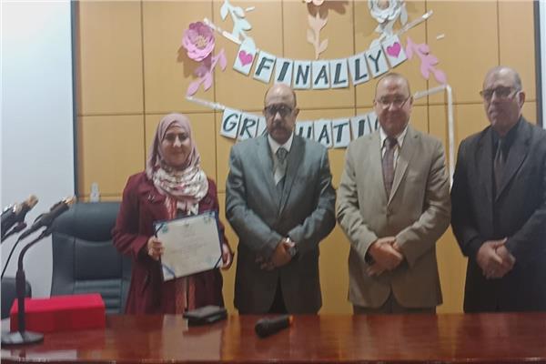تكريم د. أميرة حسن الاولي على دبلومة مكافحة العدوى بصحة أسيوط