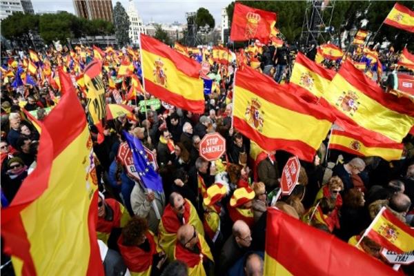 الآلاف يتظاهرون في مدريد احتجاجا على سياسة الحكومة إزاء كتالونيا