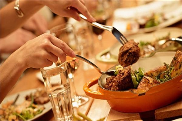 في عيد الحب .. مطعم يقدم وجبات مجانية لـ«المفركشين»