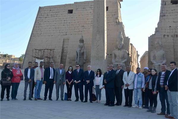 وزيرة السياحة تتحول داخل معبد الاقصر وتلتقى السياح 