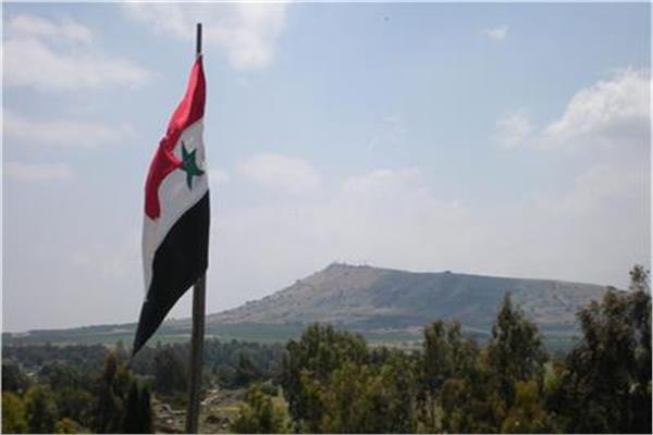 علم سوريا بالقرب من هضبة الجولان
