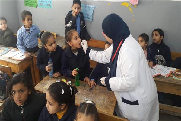 الفرق الطبية اثناء اعطاء الجرعة لتلاميذ المدارس 