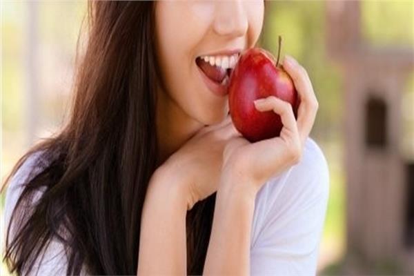 طبيب أسنان: التفاح يحفز اللثة ويزيد من تدفق اللعاب في الفم