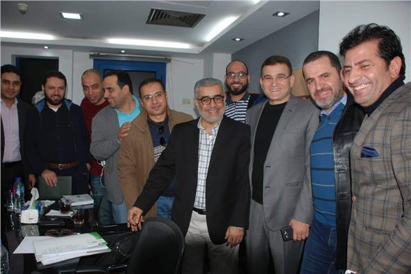 محمد سلام يتوسط مجموعة من مراسلين وكوادر مكتب القناة بالقاهرة
