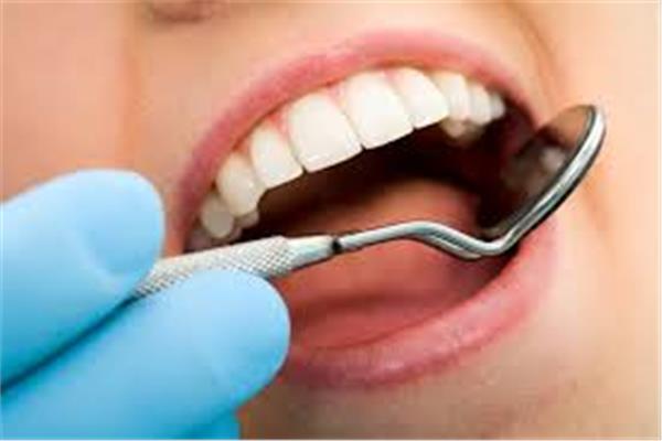 استشاري أسنان يوضح حقيقة مخاطر عمليات زراعة الأسنان 