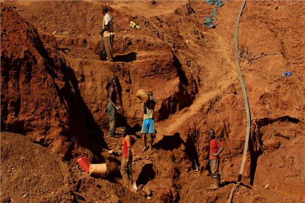 انتشال 8 عمال مناجم أحياء في زيمبابوي 