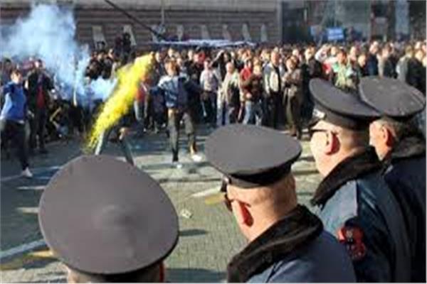 محتجون في ألبانيا 