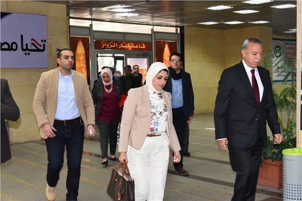 وزيرة الصحة تصل مطار الأقصر بحضور محافظ قنا