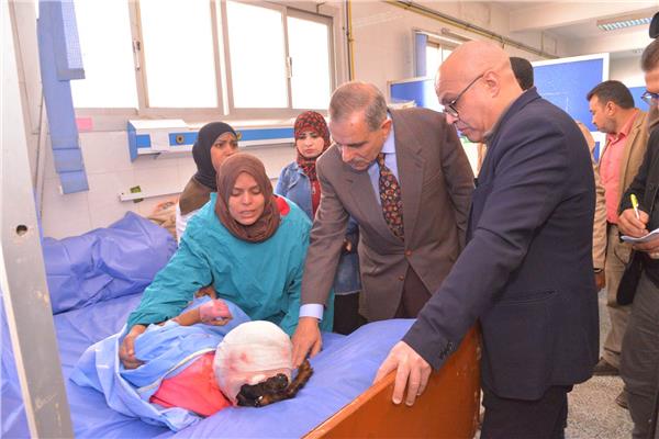زيارة المحافظ للطفلة نوران بمستشفى جامعة أسيوط 