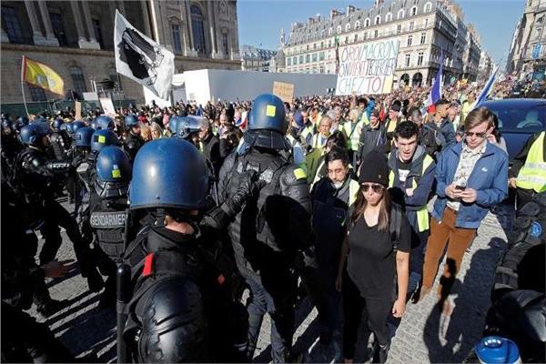الآلاف في شوارع فرنسا لتأكيد عدم انحسار حركة "السترات الصفراء"