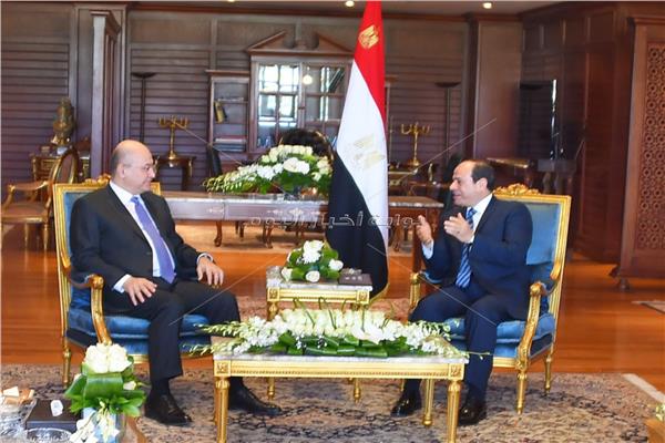 «السيسي» و«صالح» يبحثان التعاون بين مصر والعراق في القمة العربية الأوروبية