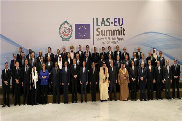 صورة تذكارية بعد نهاية اليوم الأول من القمة العربية الأوروبية