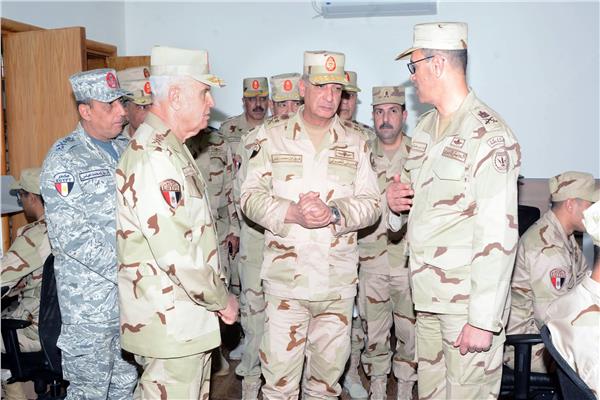 وزير الدفاع يتفقد أعمال التطوير بمعهد نظم المعلومات للقوات المسلحة
