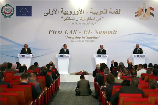 صورة من رويترز للمؤتمر الصحفي للقمة العربية الأوروبية