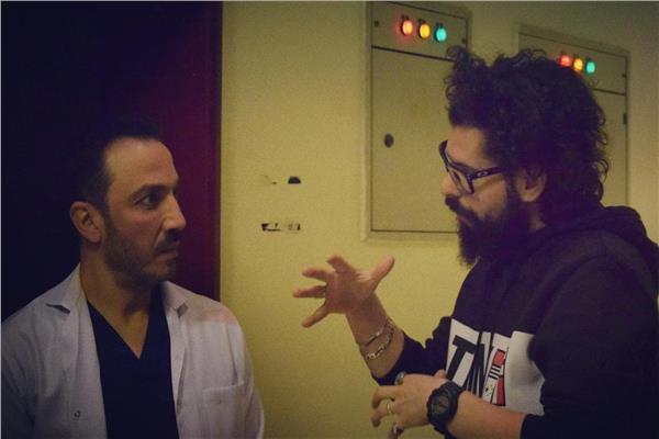 المخرج ياسر الياسري يشرح أحد المشاهد لطارق لطفي