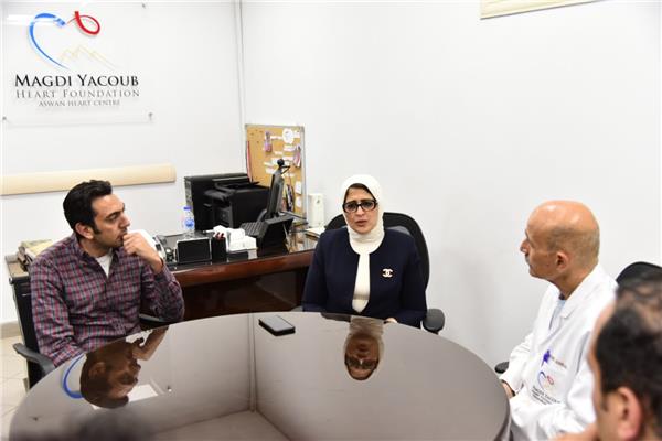 وزيرة الصحة خلال زيارة مركز مجدي يعقوب للقلب