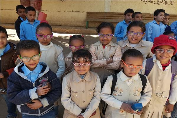  نور حياة تسلم 131 نظارة طبية لتلاميذ المدارس بالأقصر