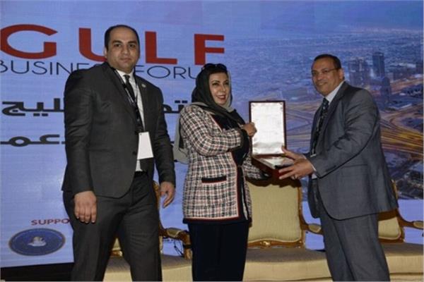 منتدى الخليج للمال يكرم "علاء سليم" كأفضل شخصية في مجال المصريين في الخارج