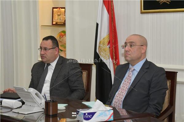 وزير الإسكان ومحافظ الإسكندرية خلال الاجتماع مع لجنة تطوير محور المحمودية